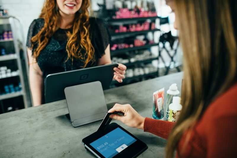Qual é o melhor cartão de crédito para usar no Brasil? Compare IOF e economize até R$ 200