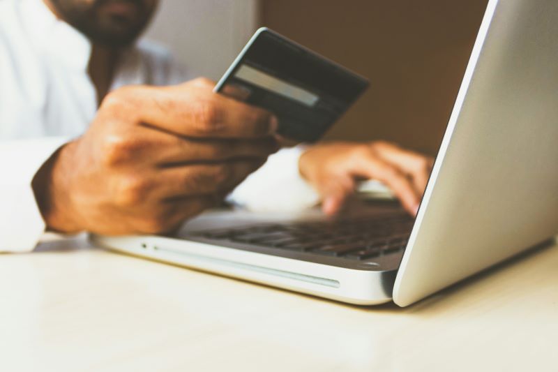 Qual é o melhor cartão de crédito para usar no Brasil? Compare IOF e economize até R$ 200