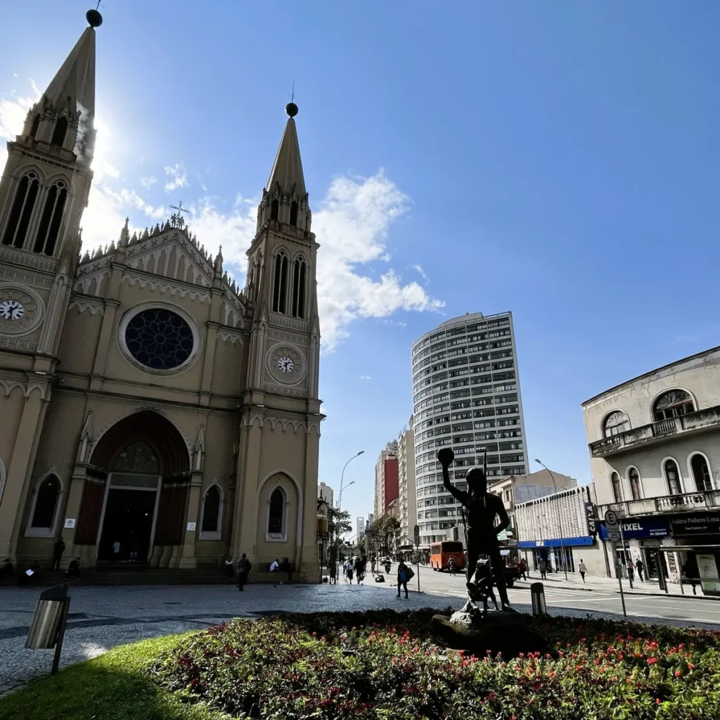 Onde ficar em Curitiba: Melhores bairros e hotéis por perfil e orçamento
