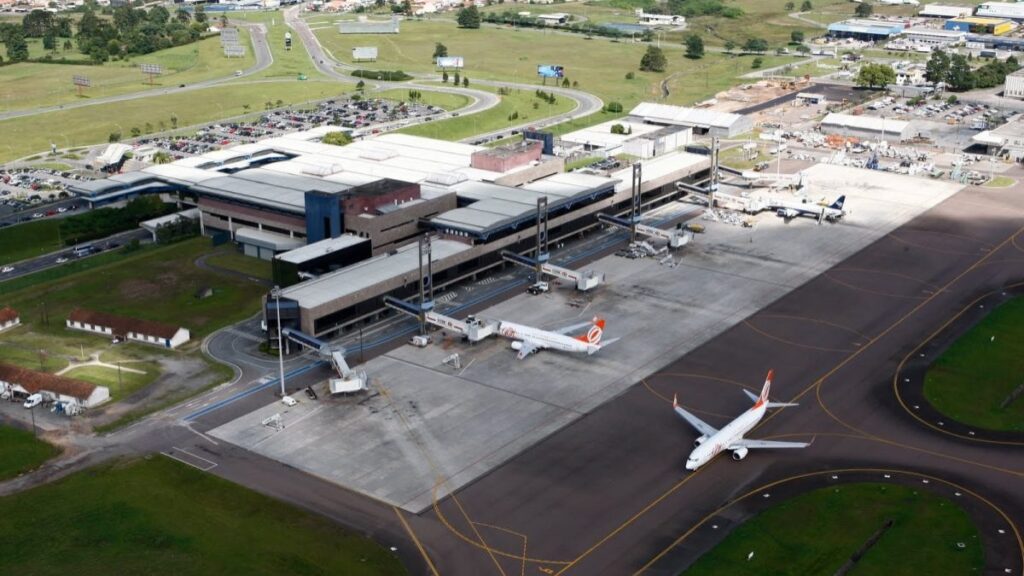 Caixa eletrônico no aeroporto de Curitiba: onde sacar dinheiro com segurança