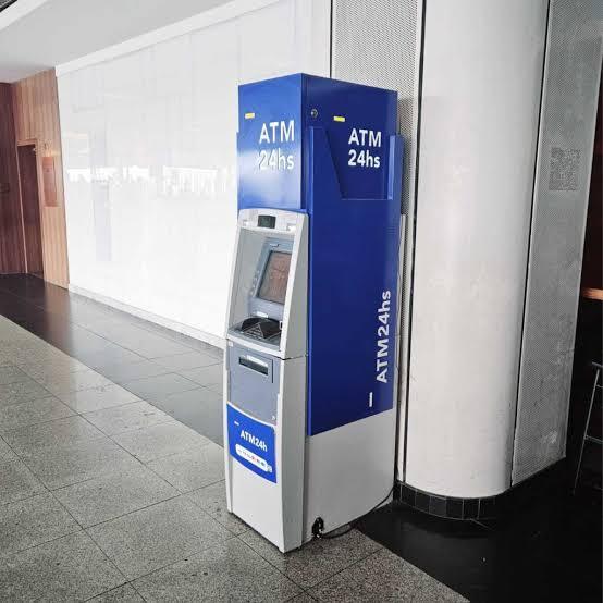 Caixa eletrônico no aeroporto de Curitiba: onde sacar dinheiro com segurança