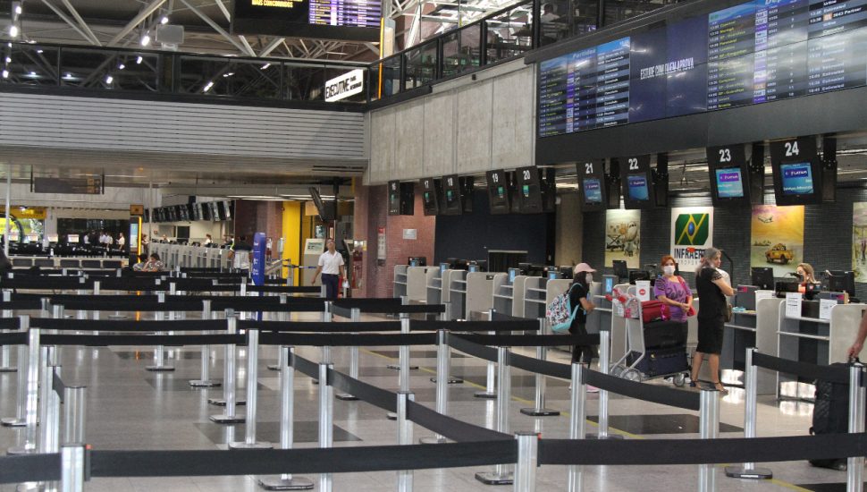 Caixa eletrônico no aeroporto de Curitiba: onde sacar dinheiro com segurança