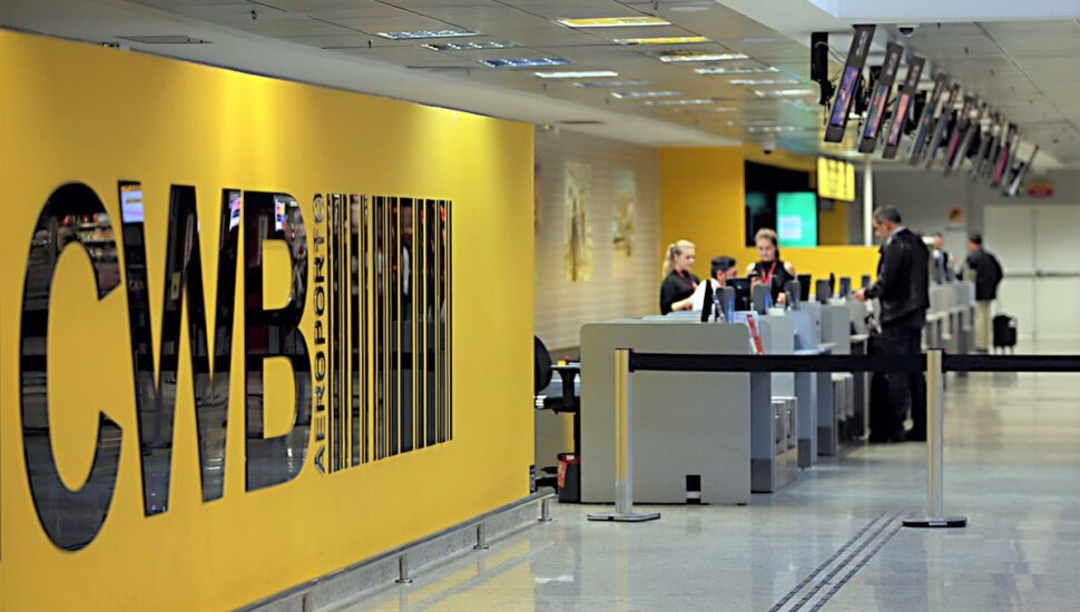 Caixa eletrônico no aeroporto de Curitiba: onde sacar dinheiro com segurança